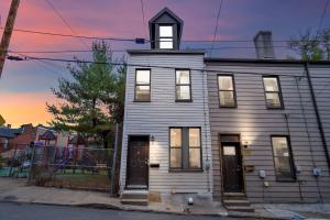 North Shore 3 Bdrm House with Fire Pit & Yard - 4hvězdičkové hotely ve městě Pittsburgh