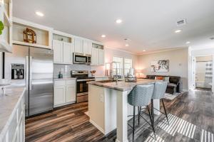 Lovely Broken Bow Cottage with Hot Tub and Fire Pit!