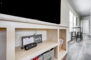 Lovely Broken Bow Cottage with Hot Tub and Fire Pit!