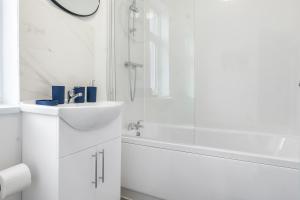 Contractor Luxury Home - Long Stays - 4 Bedrooms - Sleep 8 - Zip & Link Beds - Ultra Fast WiFi - Free Parking