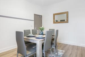 Contractor Luxury Home - Long Stays - 4 Bedrooms - Sleep 8 - Zip & Link Beds - Ultra Fast WiFi - Free Parking