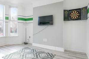 Contractor Luxury Home - Long Stays - 4 Bedrooms - Sleep 8 - Zip & Link Beds - Ultra Fast WiFi - Free Parking