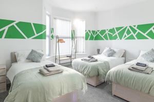 Contractor Luxury Home - Long Stays - 4 Bedrooms - Sleep 8 - Zip & Link Beds - Ultra Fast WiFi - Free Parking