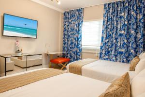 Standard Double Queen room in Oceanside Hotel and Suites