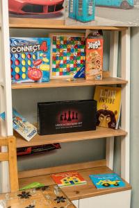Huge 6 Beds House in Zone 2 London-MobileRateOffers-Families-Leisure-Parking-WiFi-PoolTable-Netflix-Sleeps15!