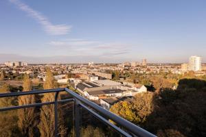 Jacuzzi & free parking at Andries Place