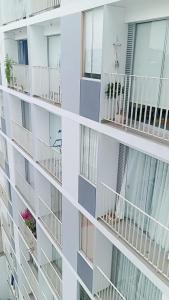 Se alquila habitación con cama King y baño privado