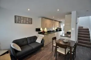 3 bed London home, free parking & self check in - London
