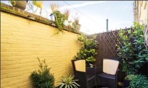 3 bed London home, free parking & self check in