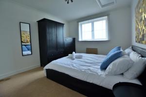 3 bed London home, free parking & self check in