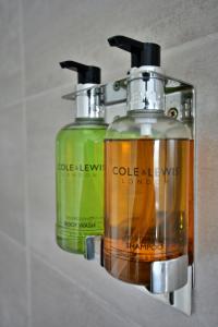 3 bed London home, free parking & self check in