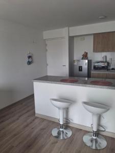 Se alquila habitación con cama King y baño privado