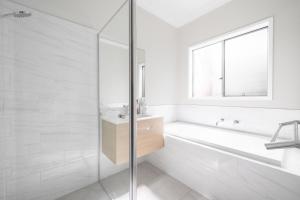 Bottlebrush Retreat - 4BR Home in Griffin