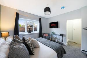 8 Bed home all-ensuites with multiple free parking