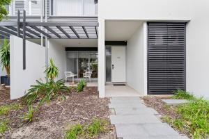 3BDRM Coastal Oasis in Magenta