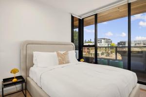 Bright 2-Bed Apartment in Fitzroys Heart