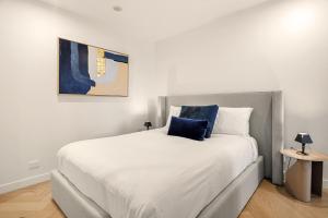 Bright 2-Bed Apartment in Fitzroys Heart