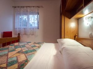 Apartments with swimming pool Kampor, Rab - 23600