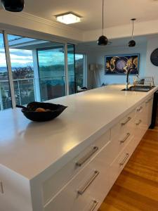 Hobart Bay Sunrise House--Rare Aurora Viewing Opportunities