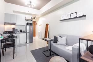 Makati Condo Near NAIA & Greenbelt - Free Parking!