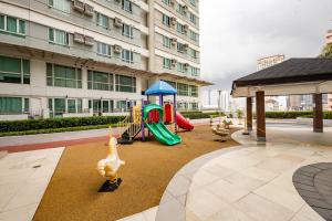 Makati Condo Near NAIA & Greenbelt - Free Parking!