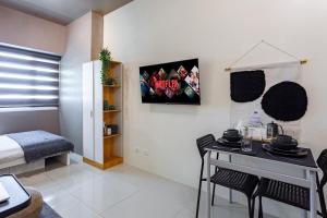 Makati Condo Near NAIA & Greenbelt - Free Parking!