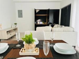Chic Retreat BB, Bright, Gated 2BR Condo with pool and wifi