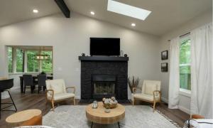 Modern Mountain Hideaway-private sauna, 3pm checkin