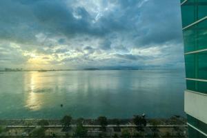 Maritime Seaview Comfy Suite Penang with TVbox,Pool,Freewifi,2-8pax