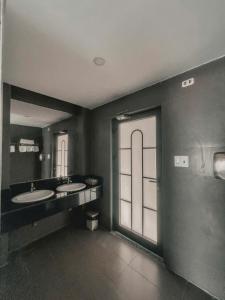 Phòng Gia Đình Nhìn Ra Biển (Family Room with Sea View)