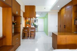 Relax & WFH in Vibrant & Cozy Greenbelt Condo with Pool