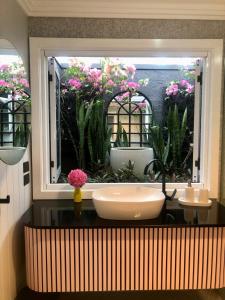 Pearl Cottage - Stunning River Front Cottage with Pool