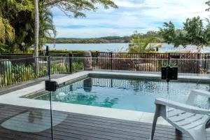 Pearl Cottage - Stunning River Front Cottage with Pool - Kew