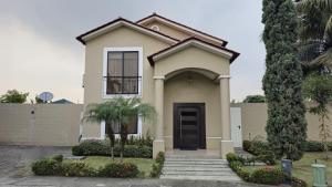 Casa Moderna con Piscina y Espacios al Aire Libre en Ciudad Celeste, Samborondón