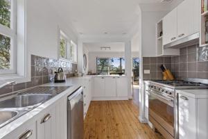 Donlan Beach House in Mollymook Beach