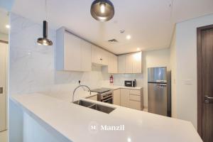 Luxury 1BR Apartment in 1 Residences near Dubai Top Attractions