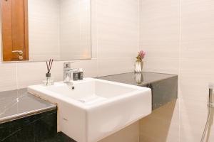 Homey and Cozy Living Studio at West Vista Apartment By Travelio