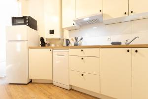 Appartements AU PETIT SOMMET 1 - APPARTEMENT CENTRE VILLE 30m2 : photos des chambres