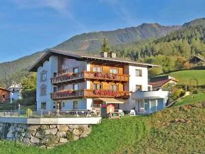 Apartment close to the ski bus - Roppen