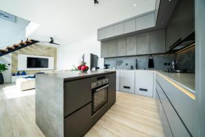 Luxury 3BR villa in Canggu, jacuzzi, rice fields