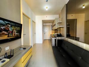 Modern and Tidy 2BR at Tanglin Supermall Mansion Apartment By Travelio