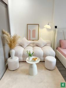 Lovely studio with balcony,5 mins to beach, Hanoi