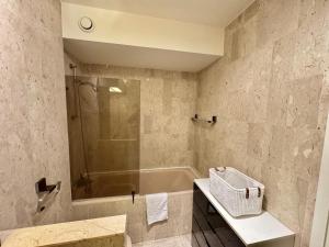 Belle terrasse apercu mer NAF568