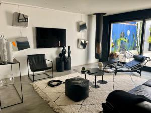 Maison avec bassin dans les remparts