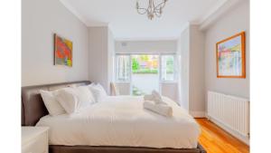Sophisticated 2BD Flat with Patio West Kensington - Appartements, Londres