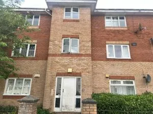 Comfortable 2 BED Apart for Contractor & Families - Steps