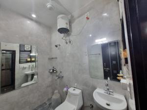 HOmeTEL-1 Bedroom Bath n kitchen Studio Apartment By Pushpanjali QLH