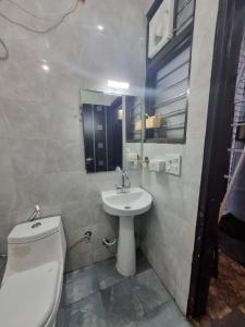 HOmeTEL-1 Bedroom Bath n kitchen Studio Apartment By Pushpanjali QLH