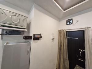 HOmeTEL-1 Bedroom Bath n kitchen Studio Apartment By Pushpanjali QLH