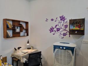 HOmeTEL-1 Bedroom Bath n kitchen Studio Apartment By Pushpanjali QLH